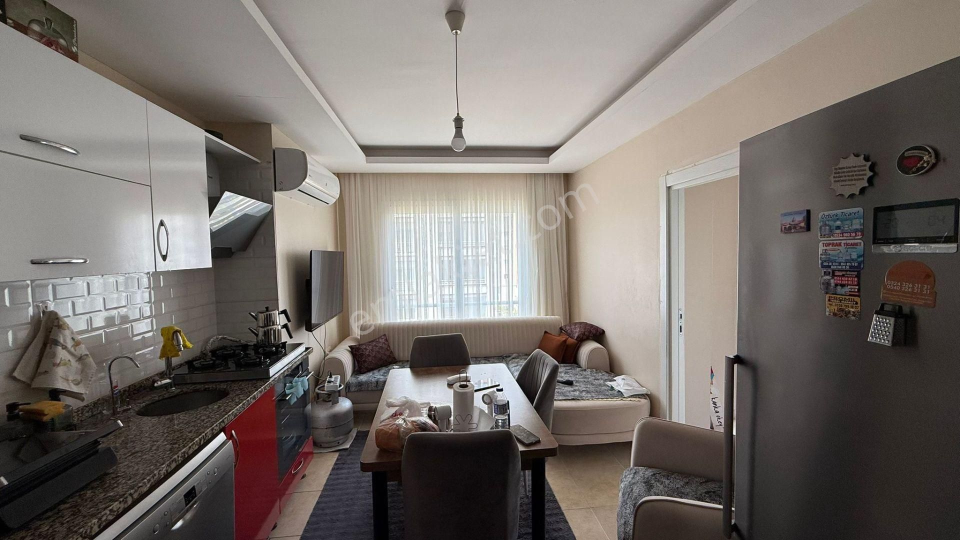 Üniversite Caddesinde Site İçinde Eşyasız Kiralık Daire