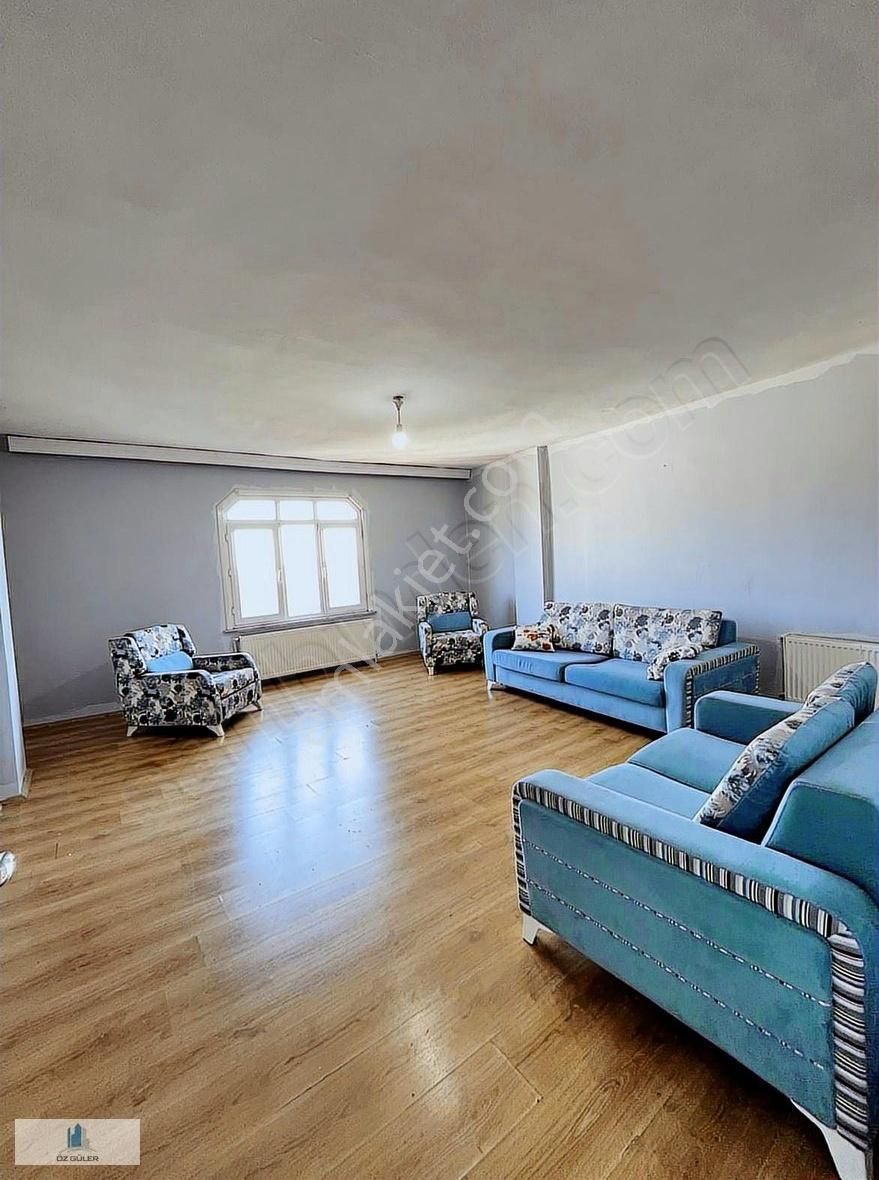 Öz Güler Gayrimenkul'den Geniş Merkezi Konum 3+1 Kiralık Daire