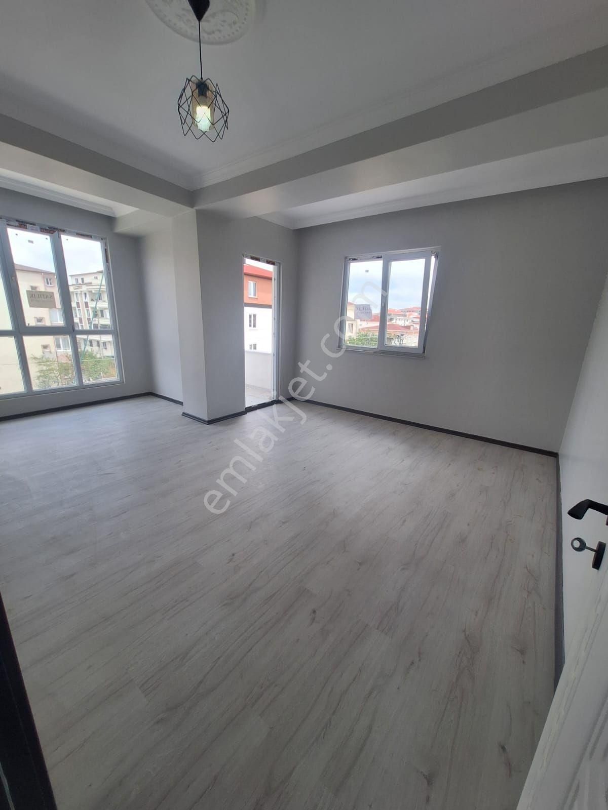 Bahçelievlerde 2+1 Ön Cephe Köşe Başı Daire Ara Kat 2kat
