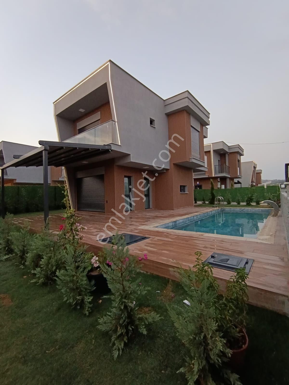 Kuşadası Davutlarda Kıralık Yüzme Havuzlu Villa