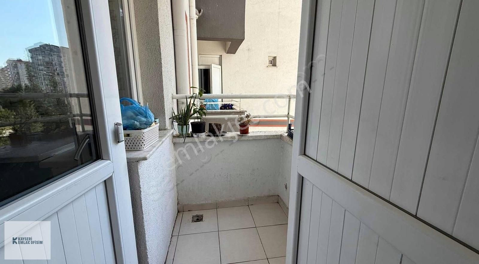 Emlak Ofisimden / Esenyurt Mah. 3+1 Site İçerisinde 135 M2 Net