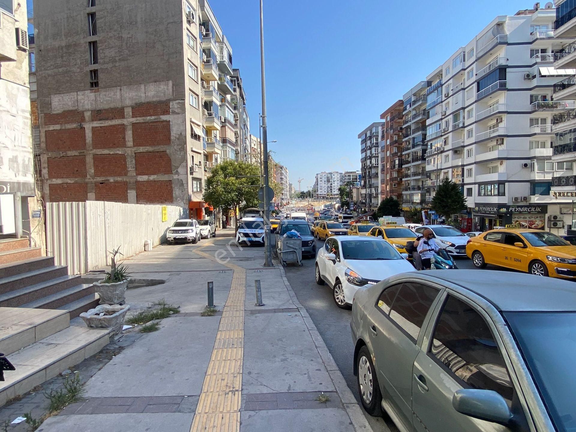 Konak İzmirpark Avm Karşısı Ana Cadde Üzerinde 500m2 Batarlı Kiralık Dükkan