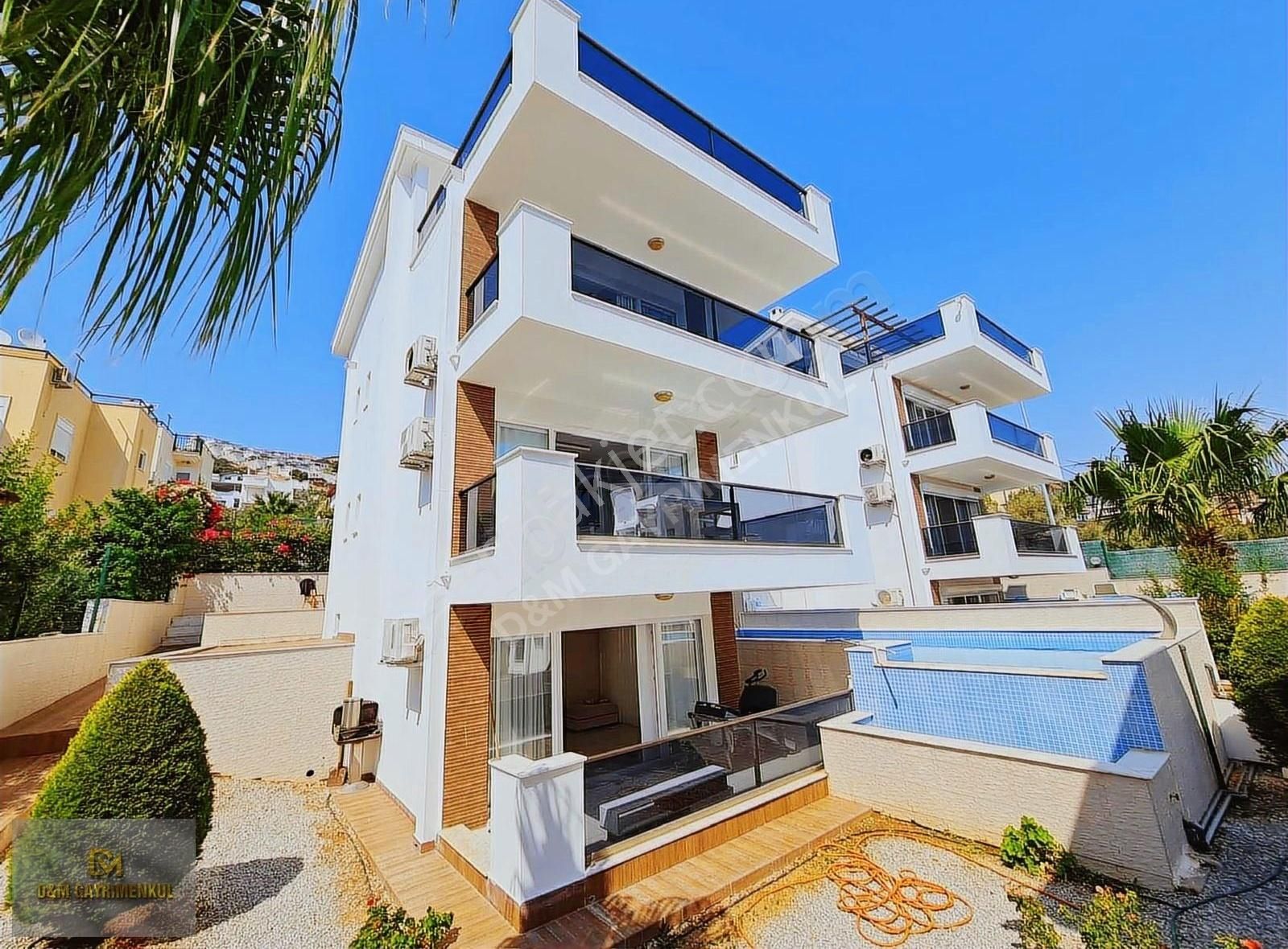 Akbük'te Denize 200 Metre Tam Müstakil Site İçersinde Villa
