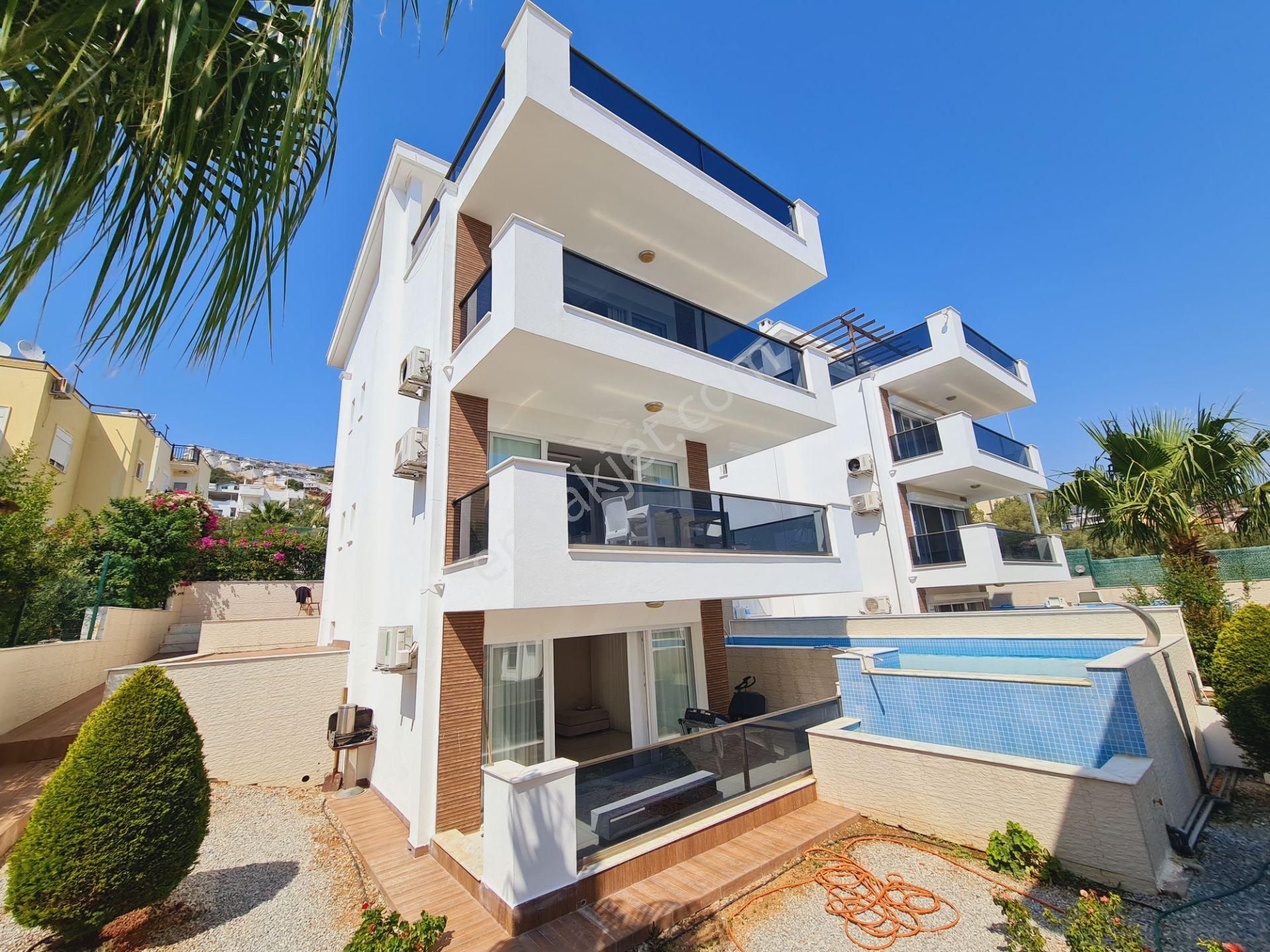 Akbük'te Tam Müstakil Site İçi Özel Havuzlu Villa Kısmi Eşyalı !