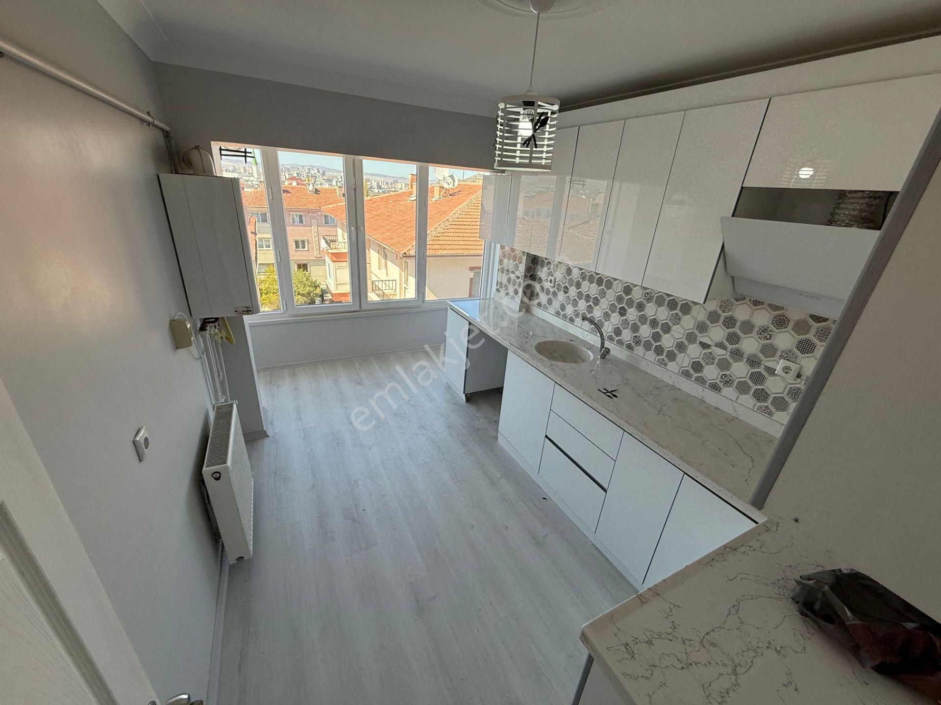 Sincan Tandoğan Mah Asansörlü Cadde Üzeri Salon Bağımsız Katta