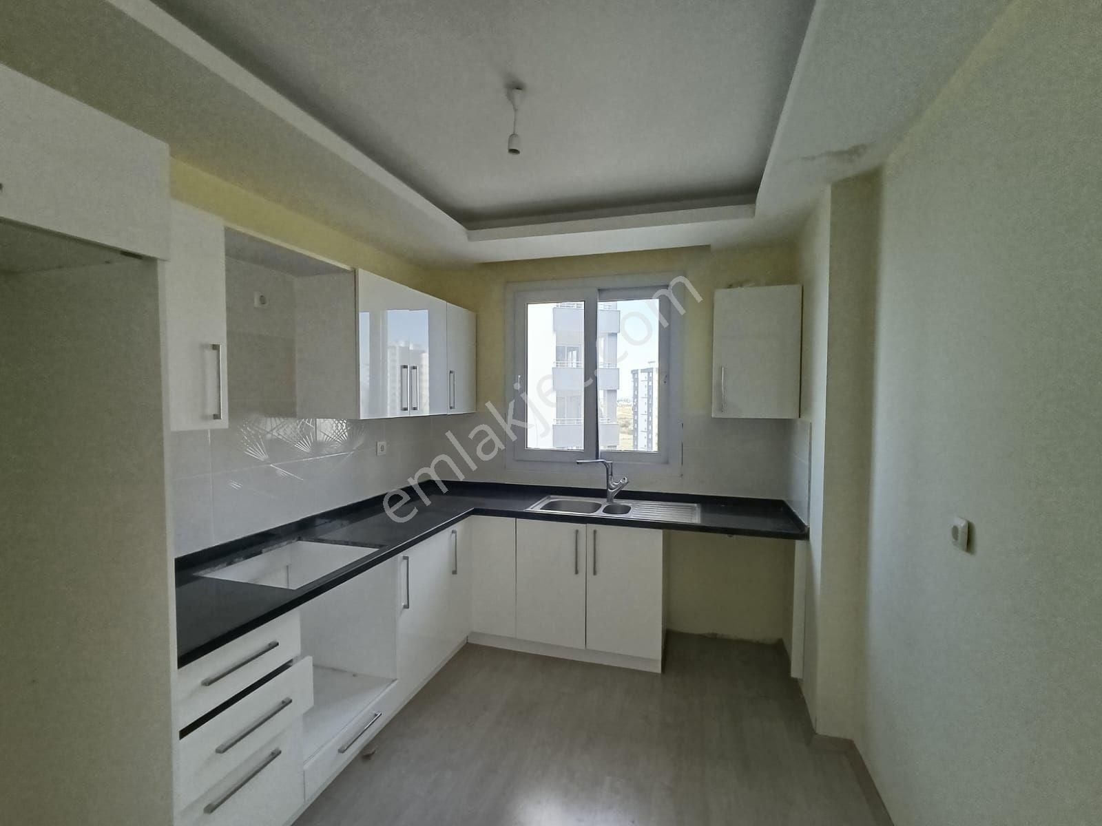 Gültepe'de Havuzlu Site İçerisinde 3+1 Satılık Geniş Daire