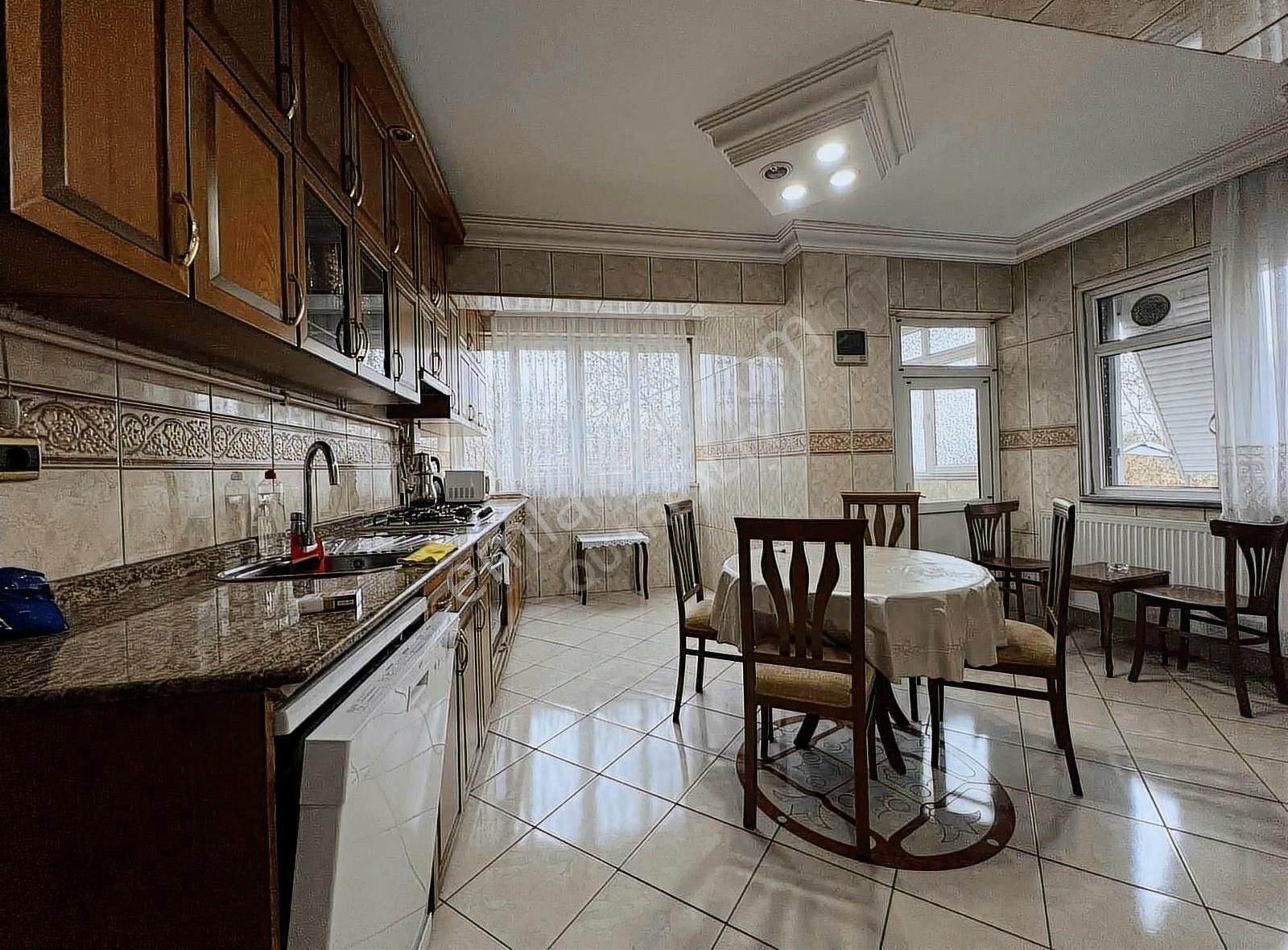 Cadde Üzerinde Önü Açık Kiralık Daire