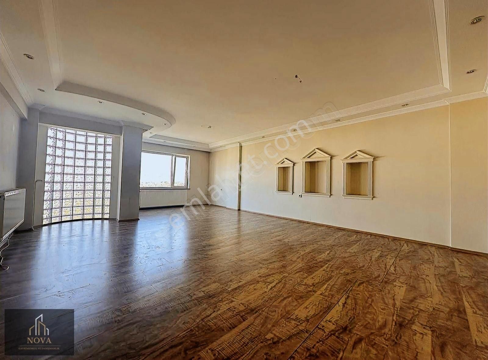 Nova Gayrimenkul'den İstiklalde Geniş 3+1 Arakat Kiralık Daire