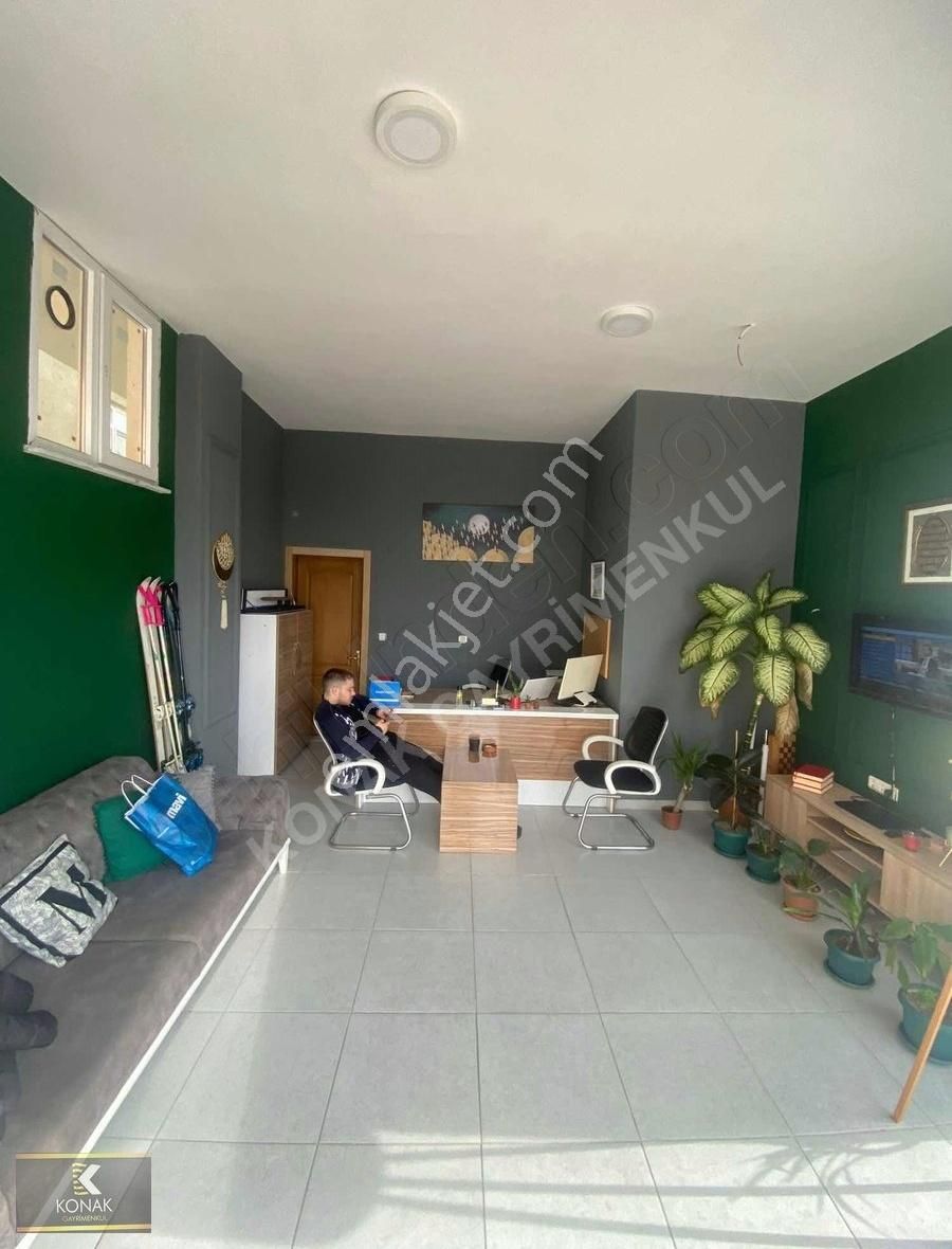 Menderes Cad Üzerinde Galeriye Uygun İş Yeri