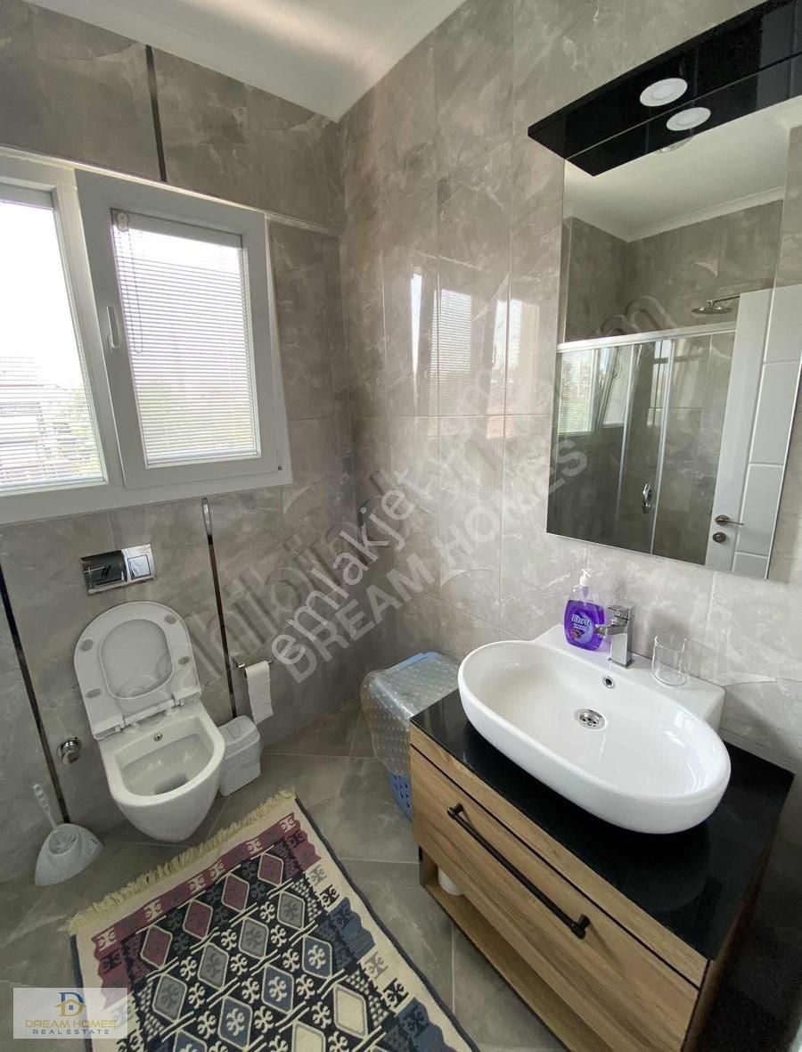 Akarca Mahallesinde Merkezde Tripleks Müstakil Bahçeli Villa - Görsel 4