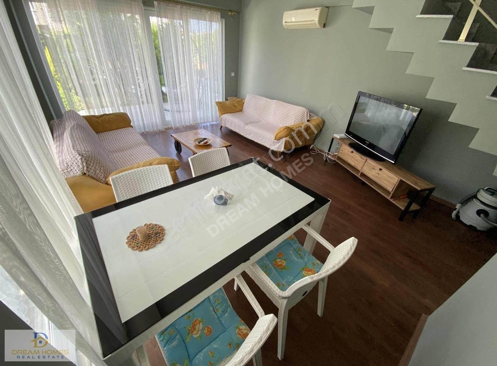 Akarca Mahallesinde Merkezde Tripleks Müstakil Bahçeli Villa - Görsel 2