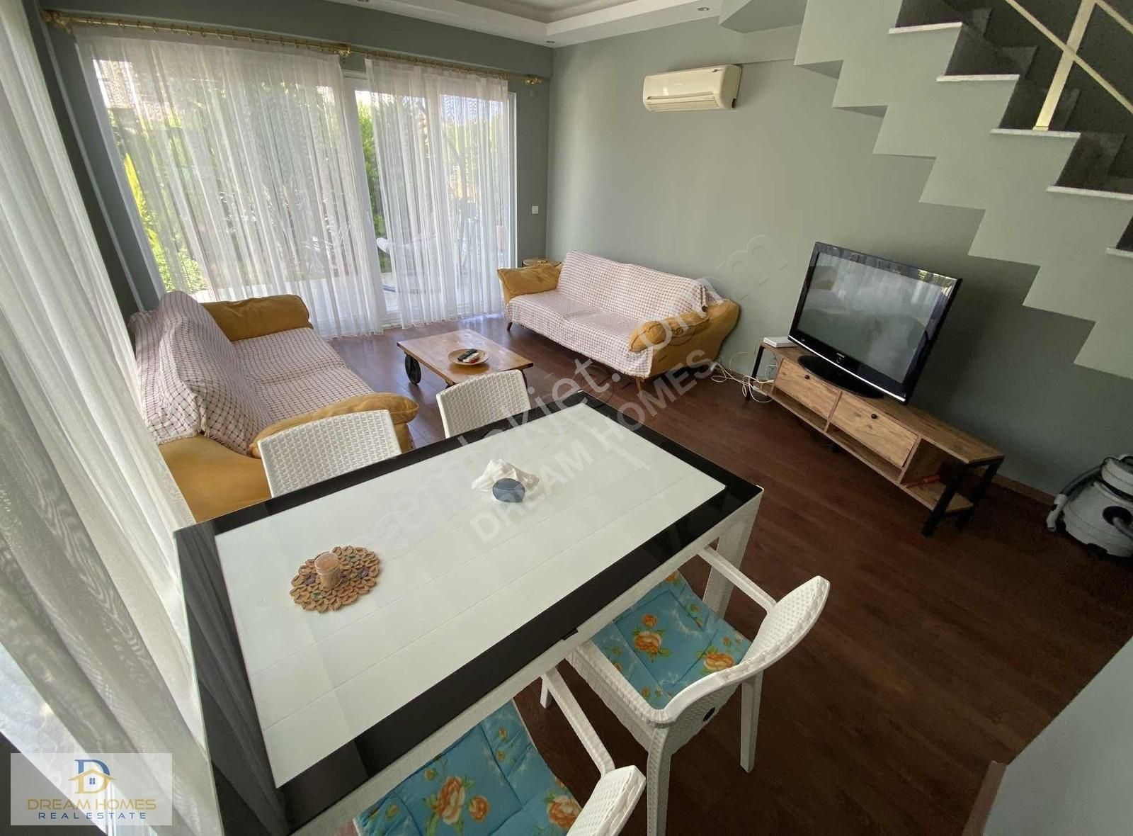 Akarca Mahallesinde Merkezde Tripleks Müstakil Bahçeli Villa - Görsel 3