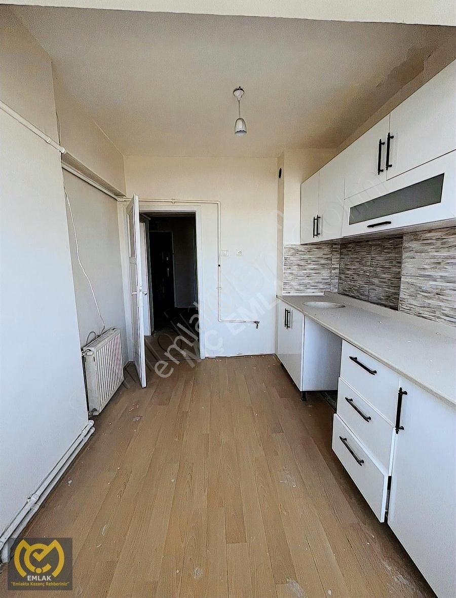 Mç Emlaktan Cadde Üzeri Konum,baştan Aşşağı Yenilenmiş Daire!!
