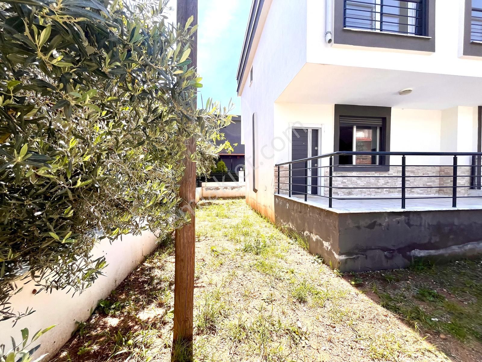 Seferihisar Cumhuriyette Sahile Yakın Bahçeli 3+1 Villa - Görsel 3