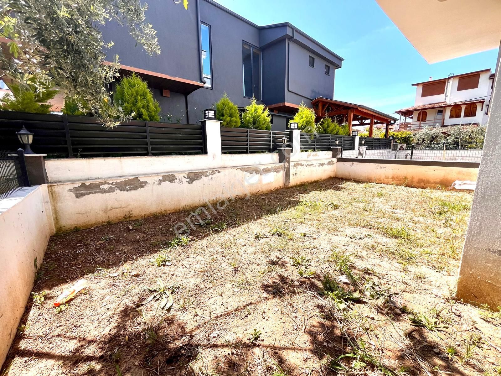 Seferihisar Cumhuriyette Sahile Yakın Bahçeli 3+1 Villa - Görsel 8