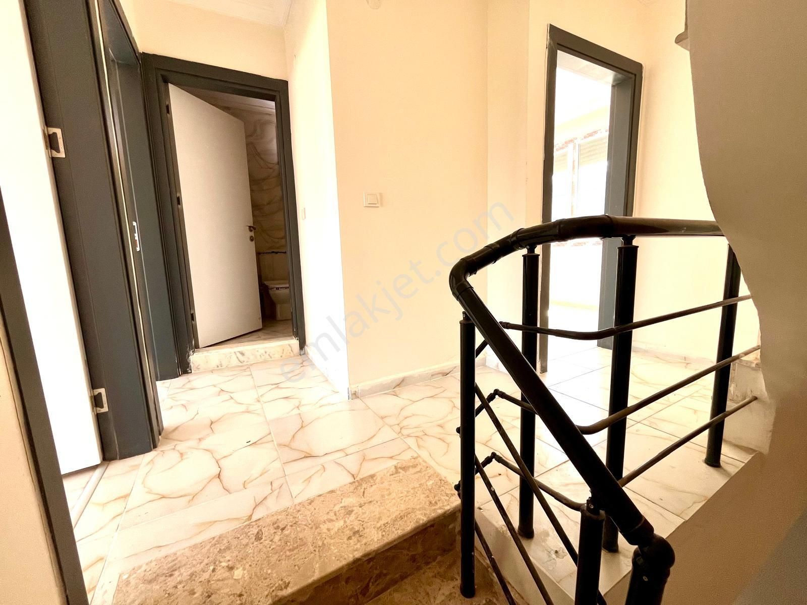 Seferihisar Cumhuriyette Sahile Yakın Bahçeli 3+1 Villa - Görsel 17