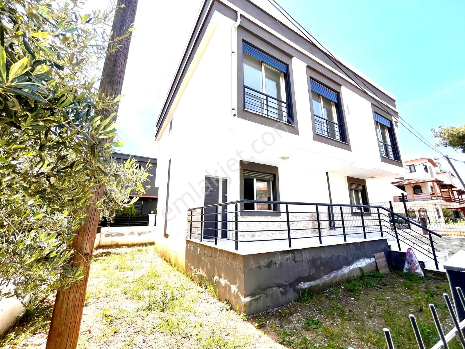 Seferihisar Cumhuriyette Sahile Yakın Bahçeli 3+1 Villa - Görsel 2