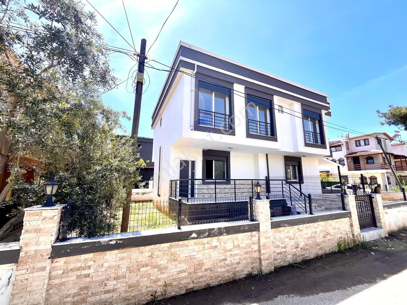 Seferihisar Cumhuriyette Sahile Yakın Bahçeli 3+1 Villa - Görsel 4