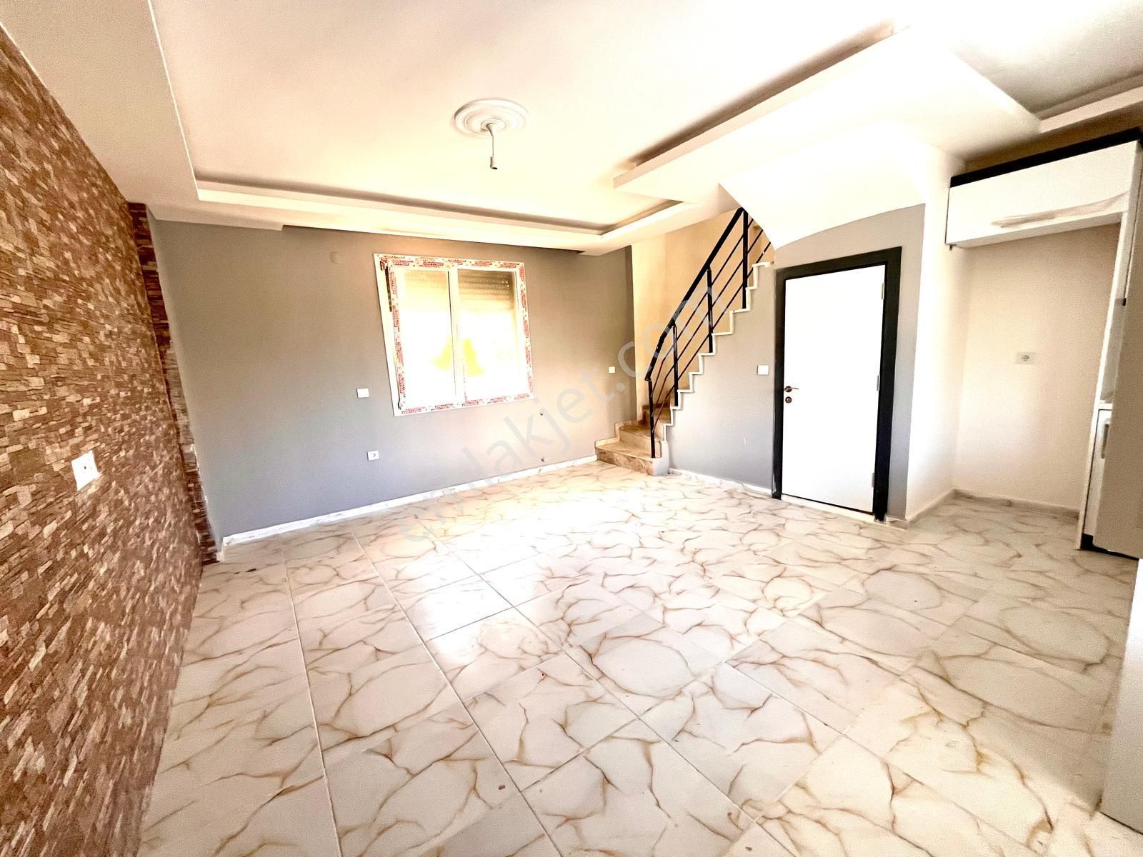 Seferihisar Cumhuriyette Sahile Yakın Bahçeli 3+1 Villa - Görsel 9