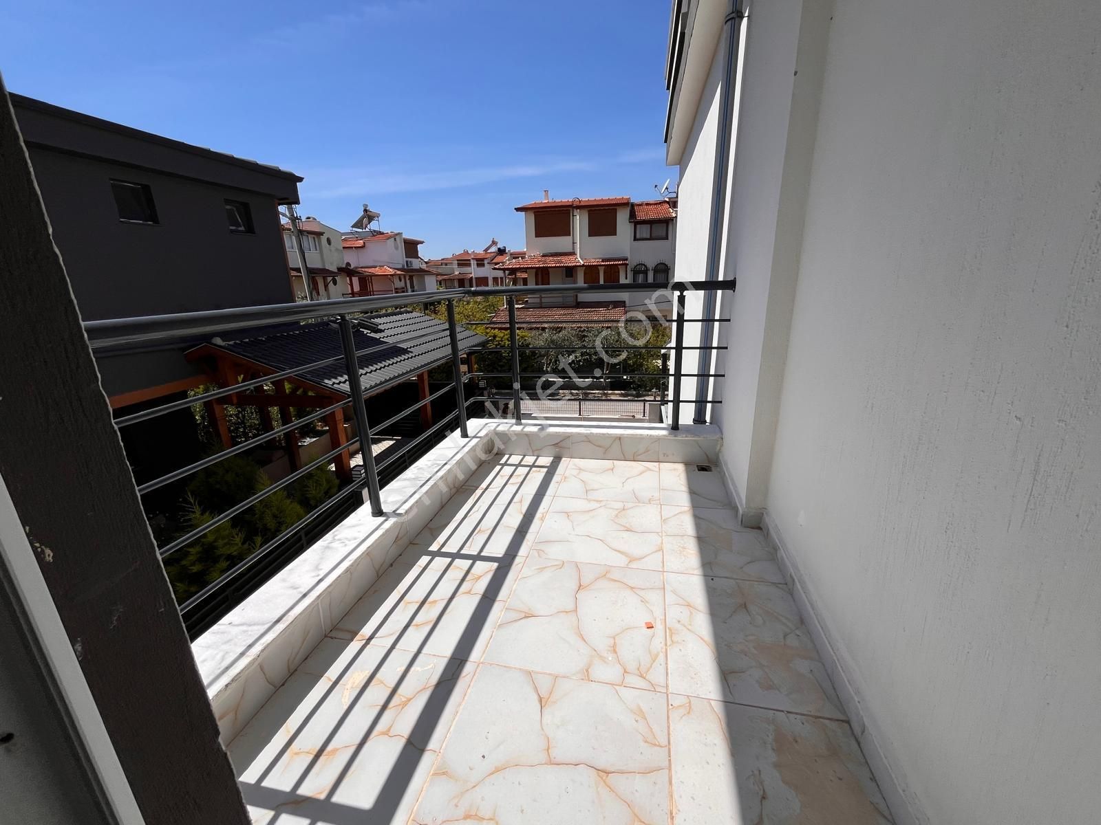 Seferihisar Cumhuriyette Sahile Yakın Bahçeli 3+1 Villa - Görsel 25