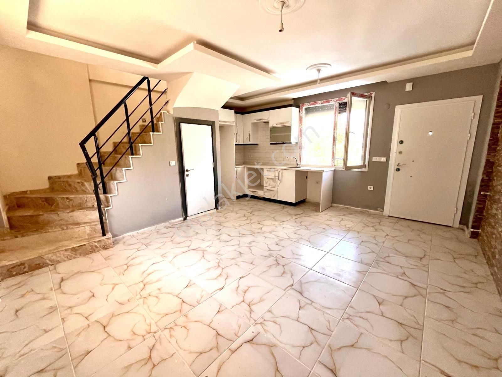 Seferihisar Cumhuriyette Sahile Yakın Bahçeli 3+1 Villa - Görsel 13