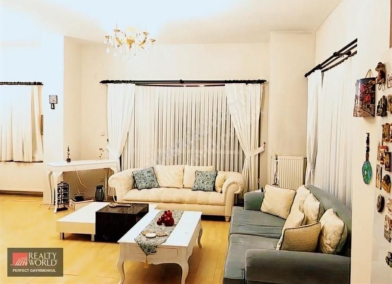 Zekeriyaköy Medya Kent Sitesinde 1+1 Eşyalı Bahçe Katı Daire