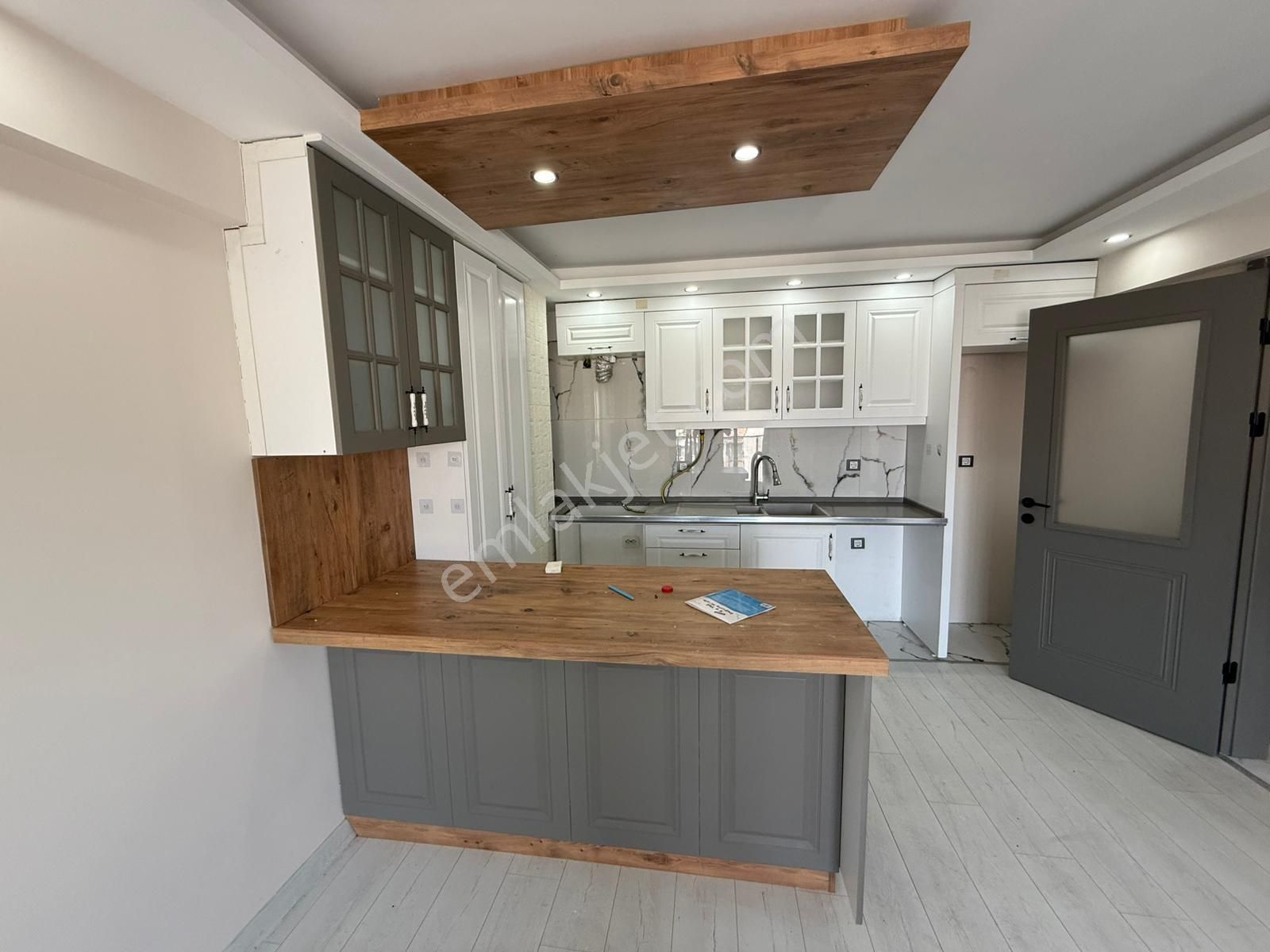 Nişancı Paşa Mahallesi 5+1 250 M2 5 Katlının Çatı Dubleksi Alt Kat 3+1 Açık Mutfak