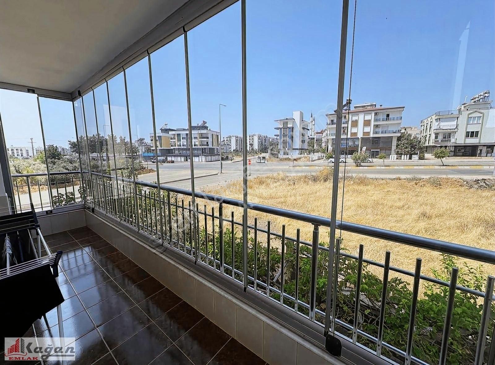 Varsak Karşıyakada Cadde Üzeri Arakat Cam Balkon Satılık 3+1