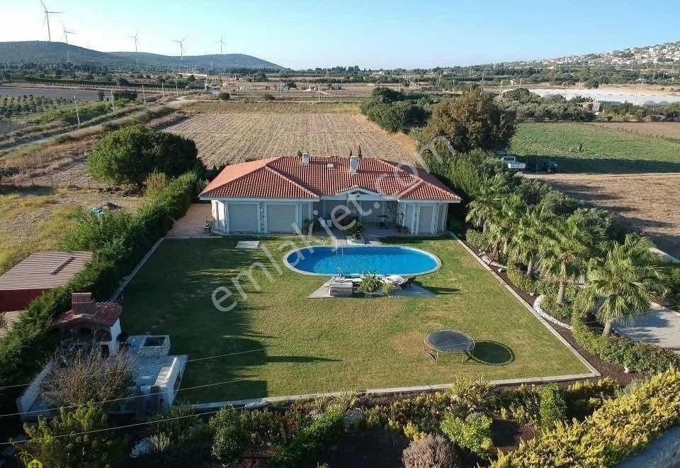 Çeşme'de Satılık 4700m2 Arsa İçerisinde Tek Katlı Müstakil Villa