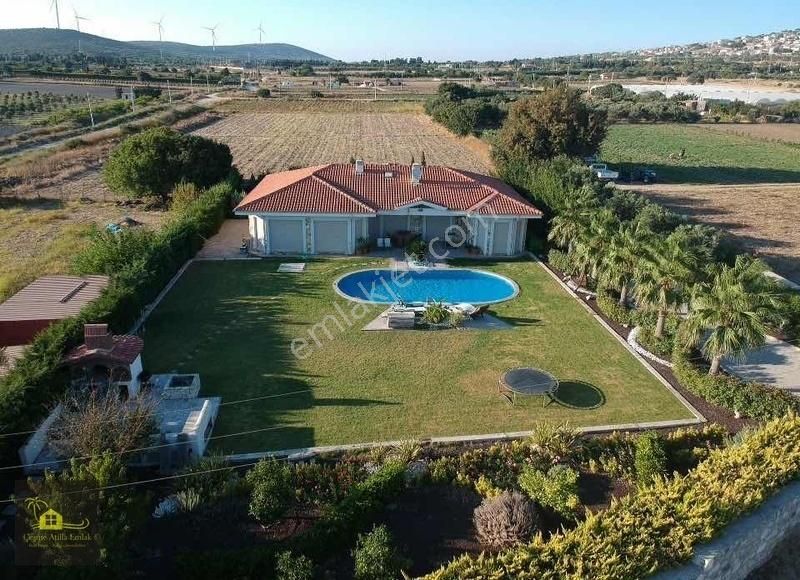 Çeşme'de Satılık 4700m2 Arsa İçerisinde Tek Katlı Müstakil Villa