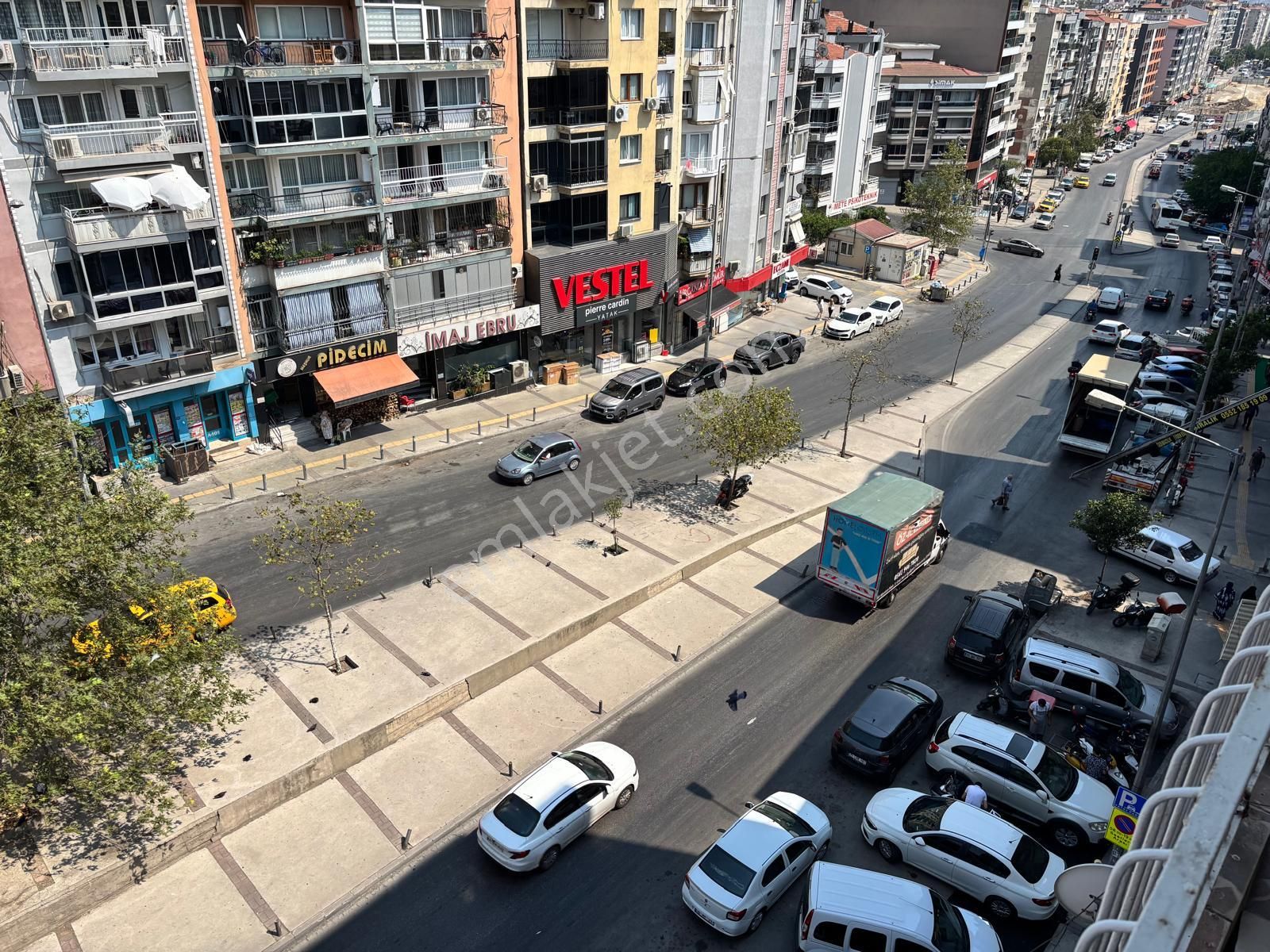 İzmirpark Avm Yakını Arakat Asansörlü Köşe Konumlu Satılık Daire