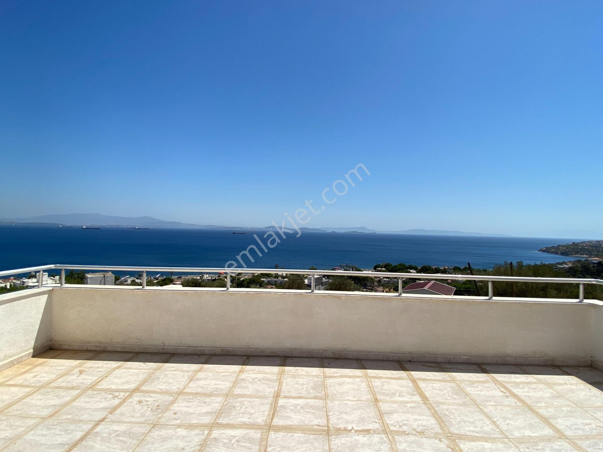 Çandarlı'da Panoramik Deniz Manzaralı Müstakil Satılık 3+1villa