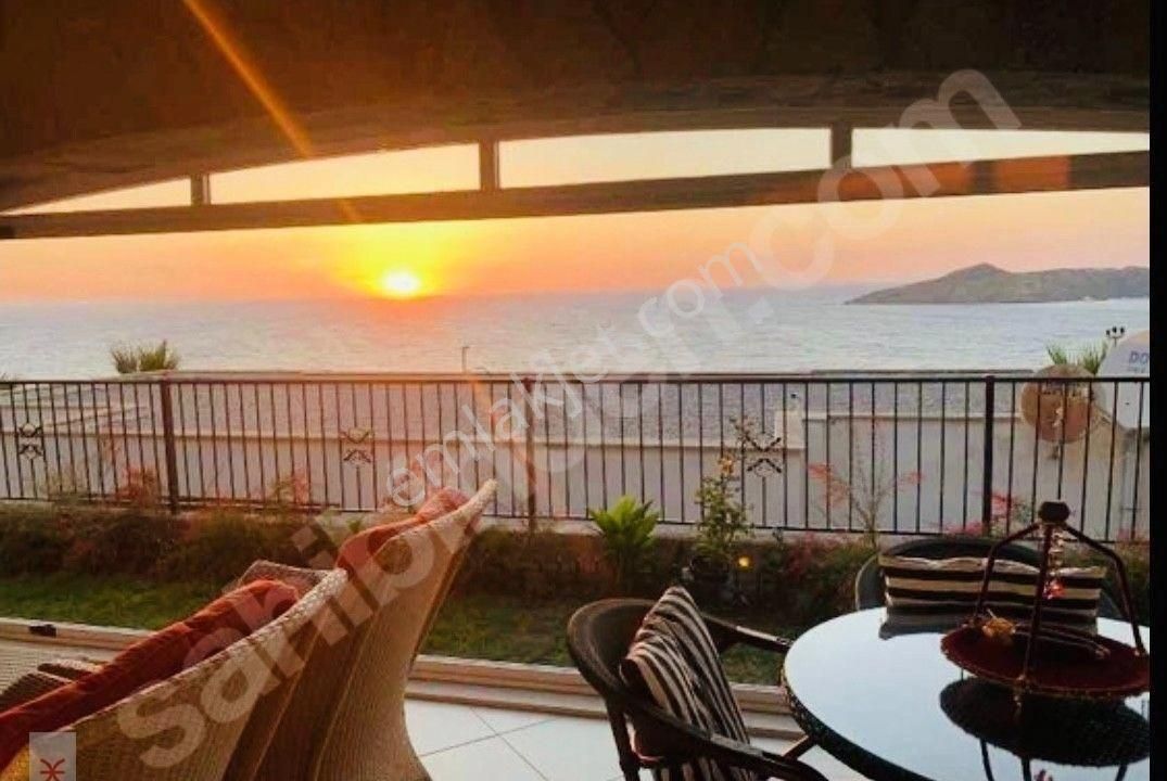 Yalıkavakta Yüzme Havuzlu Geniş Balkonlu Deniz Manzaralı 2.5+1 Bahçekatı.bodrum Marinaya Çok Yakın