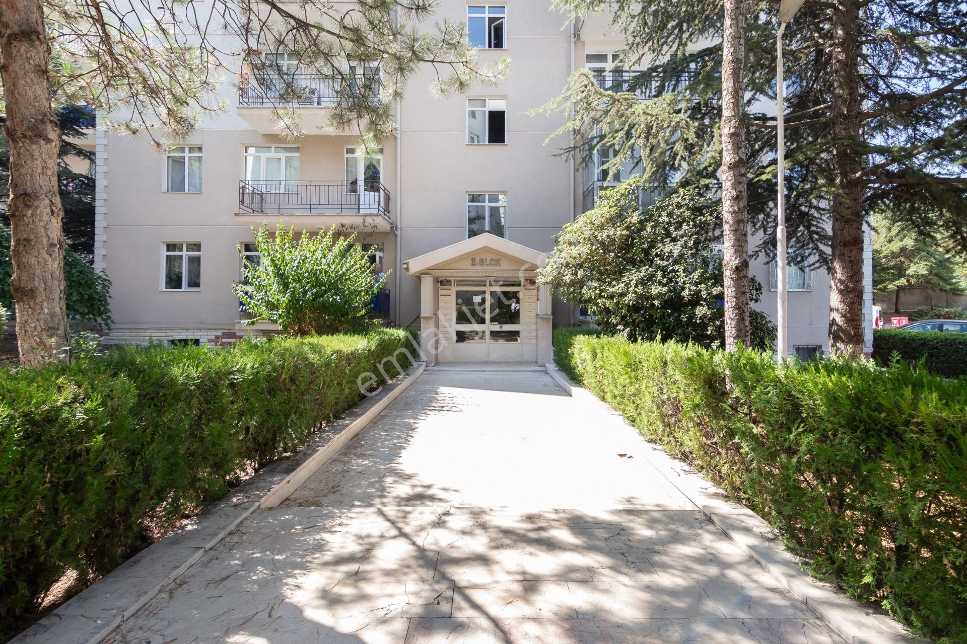 176 Evler Sitesi’nde Ara Kat, Asansörlü, Mantolamalı, Otoparklı 3+1 Daire