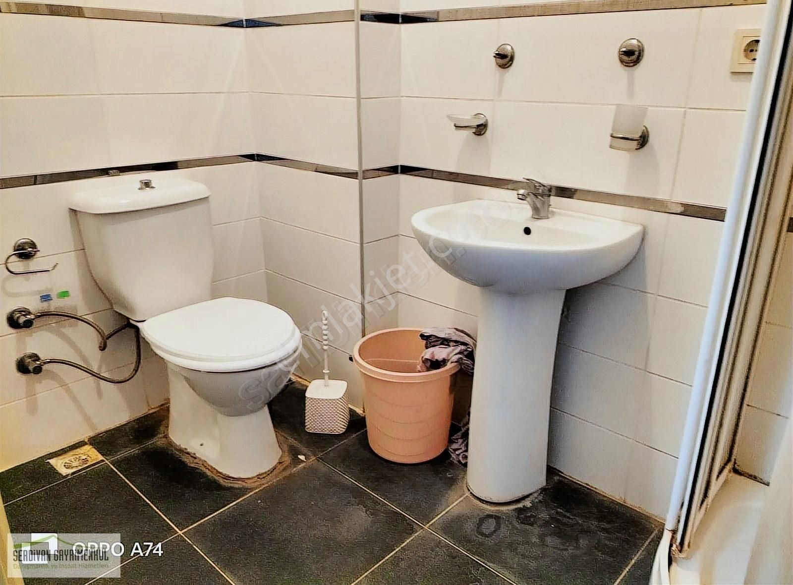 Serdivan İş Bankası Civarı Eşyalı 3+1 Kiralık Daire..