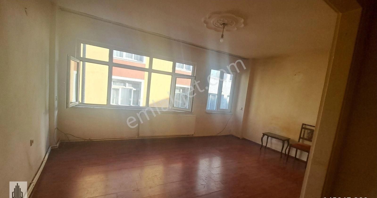 Fatih Kocamustafapaşada Acil Satılık Masraflı Boş Cadde Üzeri Daire