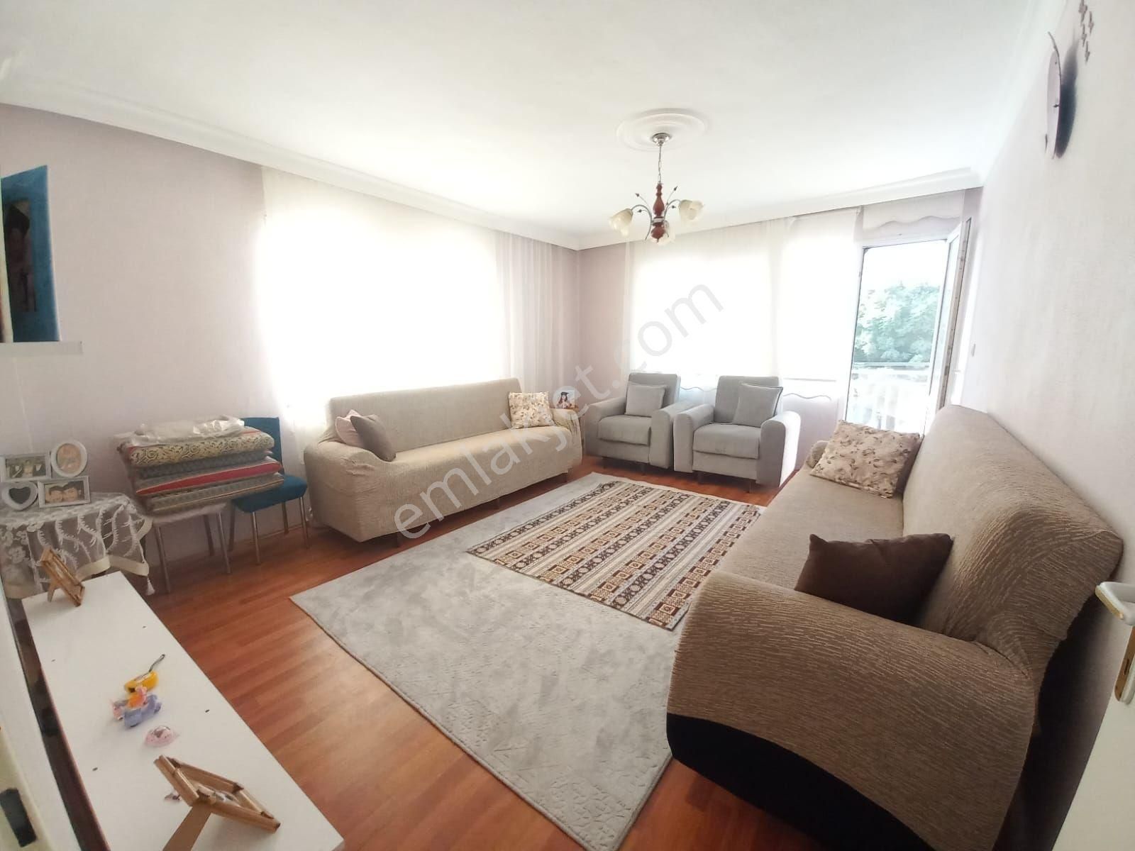 Bergama Atatürk Mah Site İçerisinde 3 Balkonlu Ara 2.kat Geniş 3+1 Satılık Daire