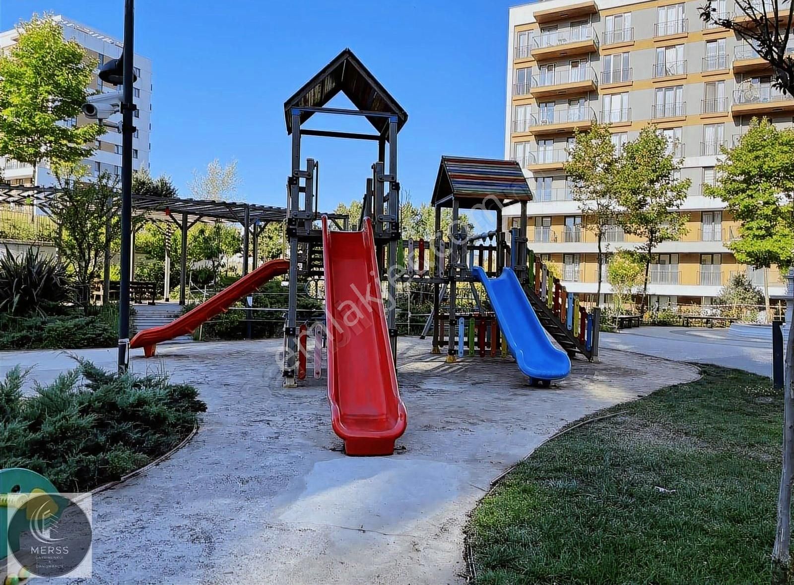 Sultanbeyli Suryapı İlkbaharda 120 M2 Kapalı Mutfak 2+1 Kiralık