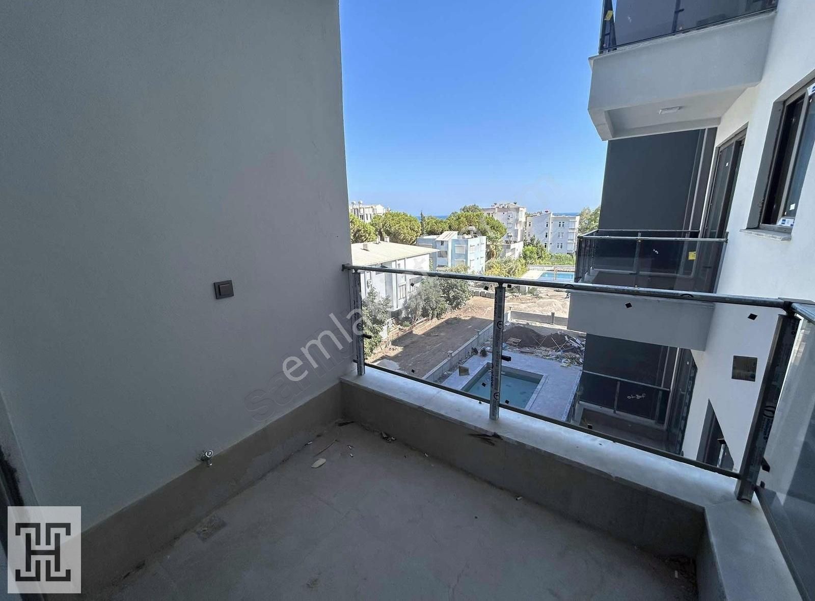 Ertuğrul'dan Deniz Manzaralı Havuzlu 1+1 Satılık Daire - Görsel 2