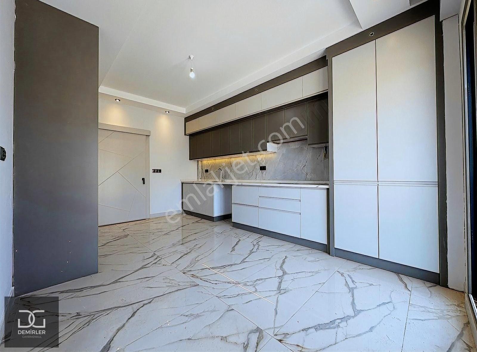 Demirler'den Adalet'te Merkezi Konumda E.banyolu Geniş 3+1 Daire