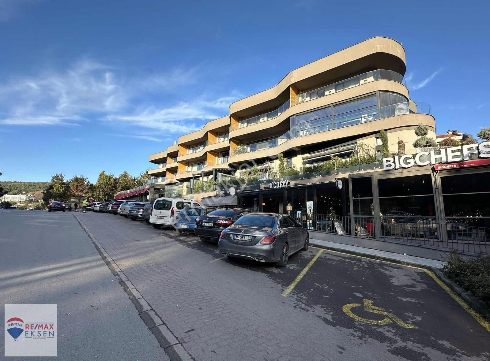 Çamlıyaka Uzmanından Cadde Cephe Kiracılı Kdvli Satılık Dükkan