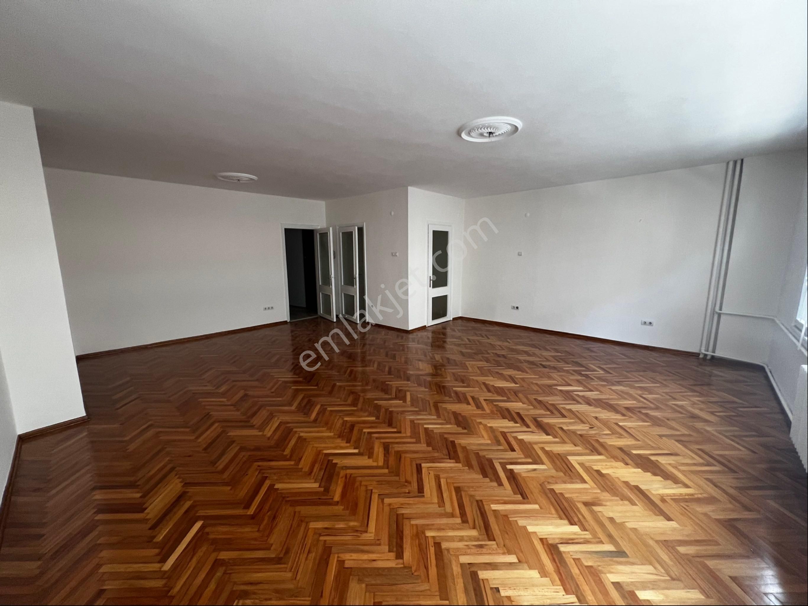 Moda Caddesi Üzerinde Geniş Yenilenmiş Asansörlü 3+1 Kiralık Daire
