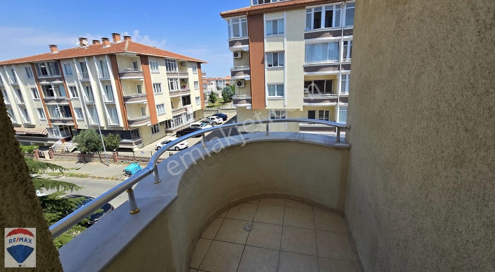 Atatürk Mahallesinde Onur Market Üstü Kiralık 3+1 Daire
