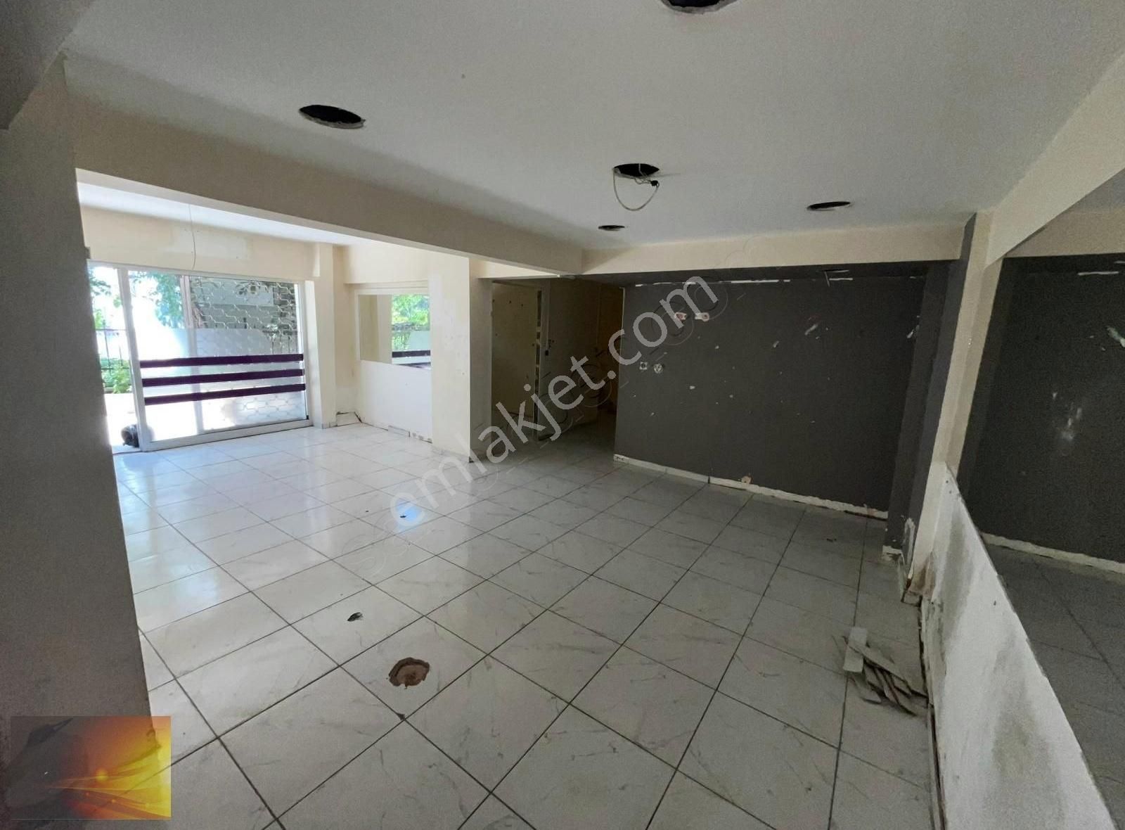 Eyüp Akşemsettinde Bahçeli 150m2 Kiralık Dükkan