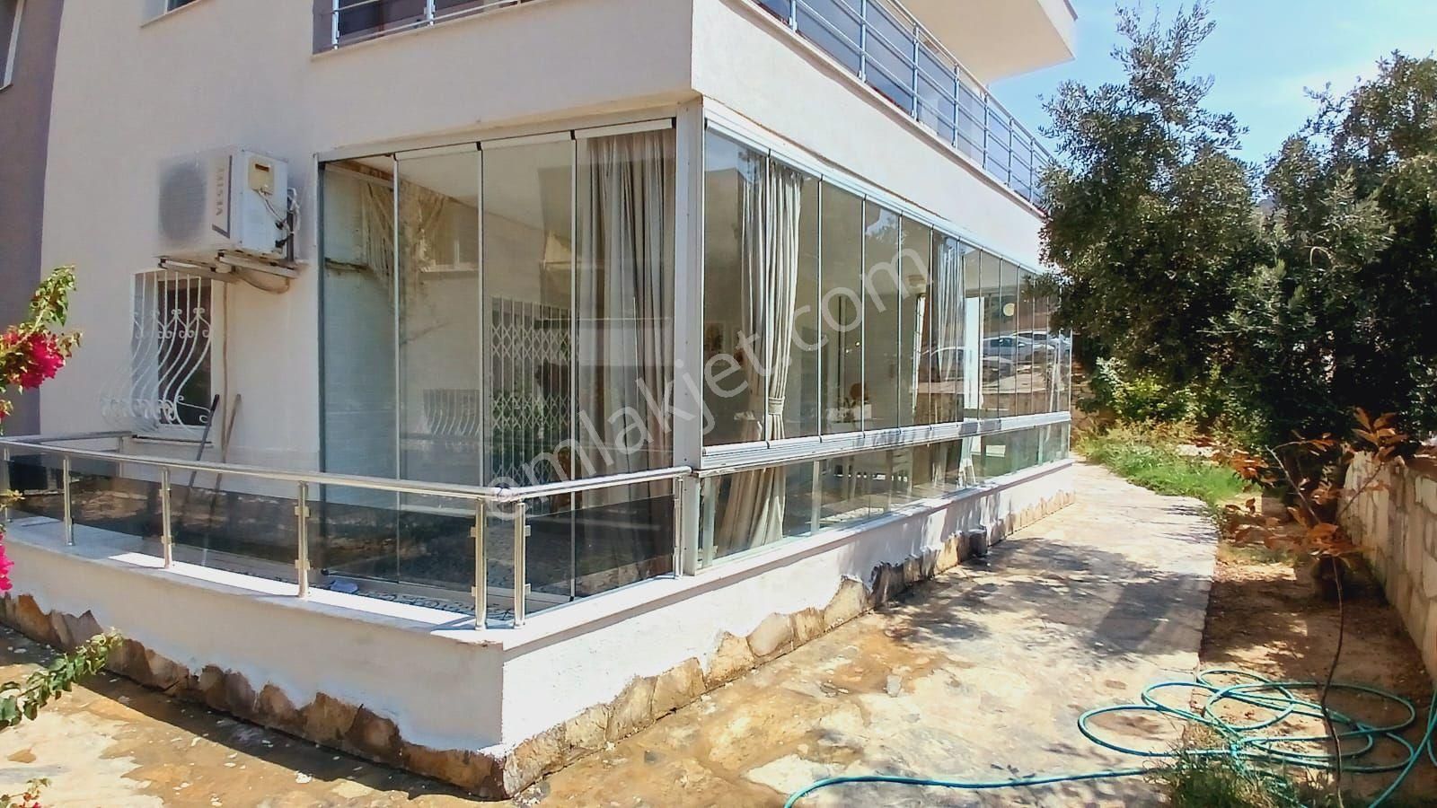 Kuşadası Ege Mahallesinde Kapalı Mutfaklı Doğalgazlı 3+1 150 M2 Satılık Bahçe Katı