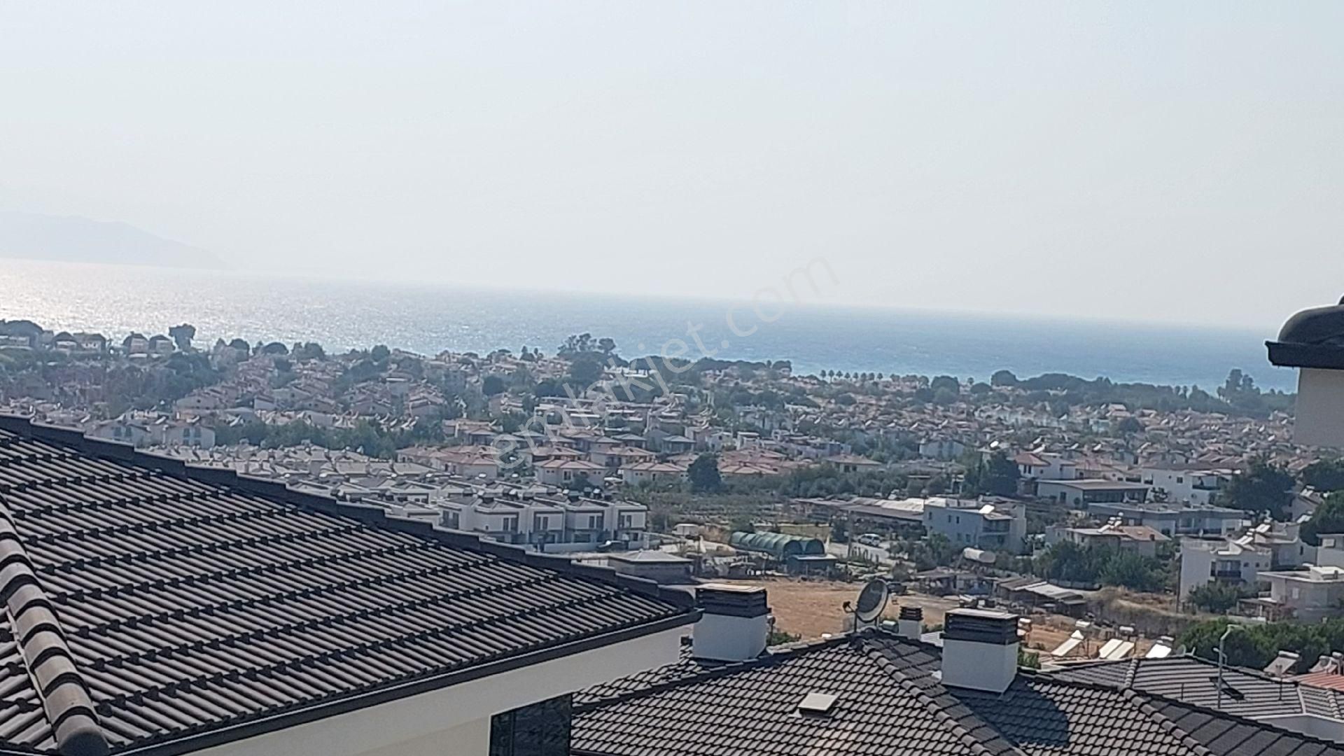 Kuşadası Sahil Sitelerinde Deniz Manzaralı Havuzlu Sitede Ebeveyn Banyolu 3+1 Muhteşem Villa