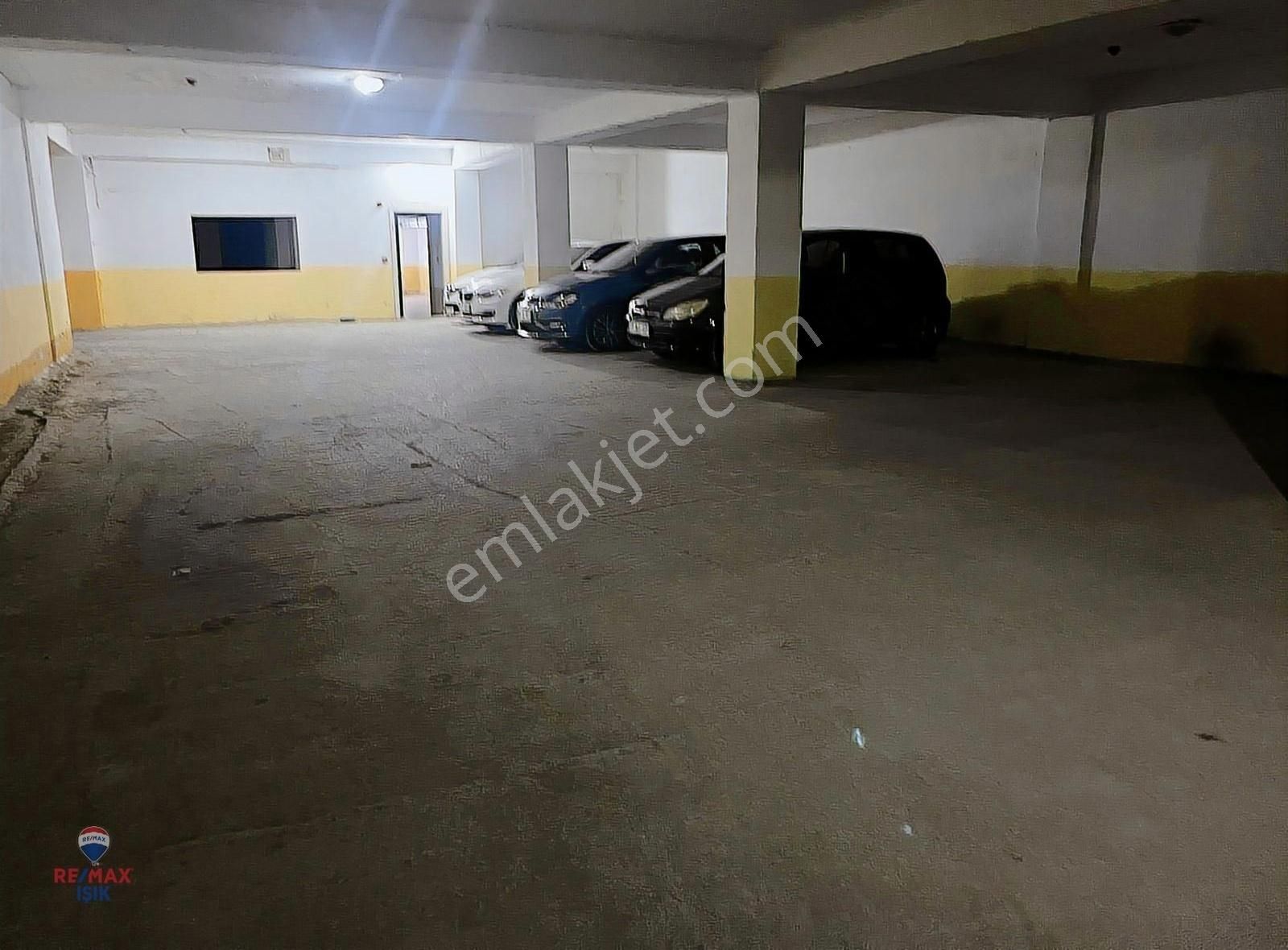 Ümraniye Belediyesi Yanında ,ara Kat, Geniş, Kiralık 2+1