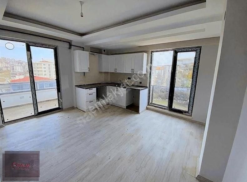 Emlakkent Ten Önü Açık Ferah 1+1 Satılık Daire