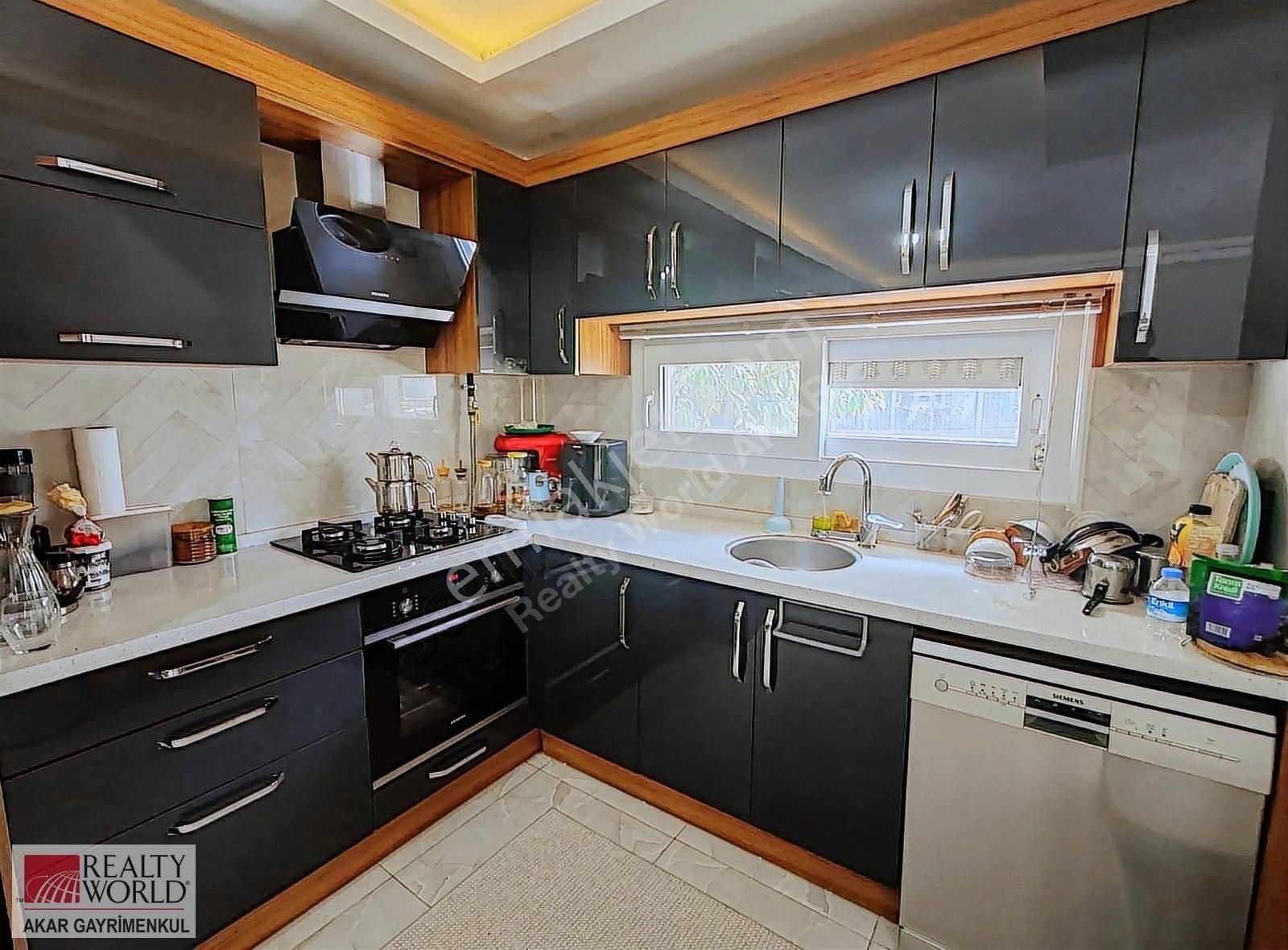 Rw Akar // Site İçinde Kapalı Otoparklı Bahçe Kullanımlı 2+1