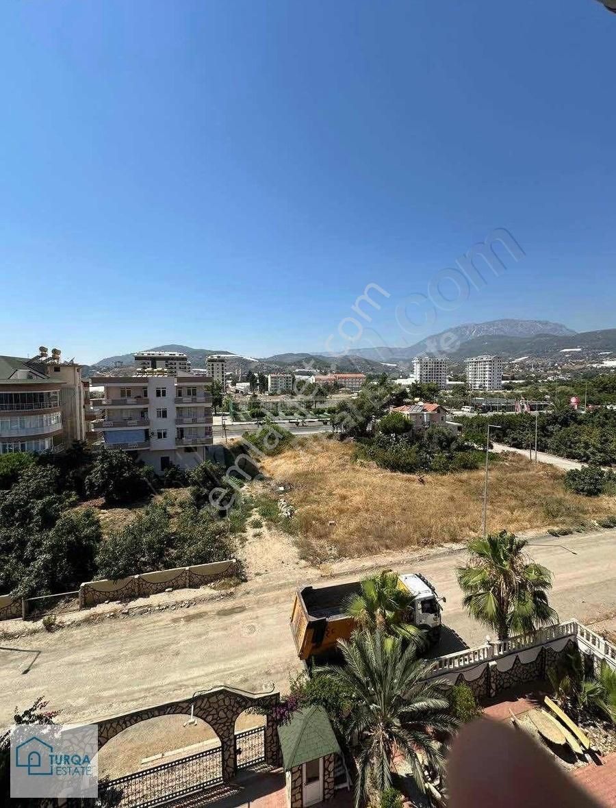Alanya Demirtaş 'ta Sitede Eşyalı Satılık 3+2 Dupleks Daire.